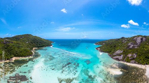 Drohnenaufnahme von der Bucht Baie Ternay Beach im Baie Ternay Marine National Park auf Mahé auf den Seychellen