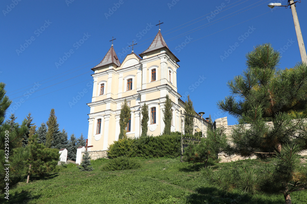 A beautiful building depicting the religion and belief of ordinary people, it rises majestically above the hill, surrounded by the warm sun and greenery