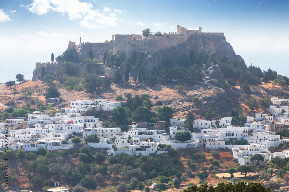 Obraz premium Panoramic view of the old town of Lindos in Greece with the acropolis on top of the hill.