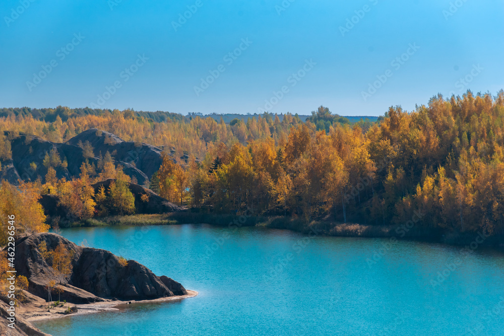 Autumn at the mountain lake