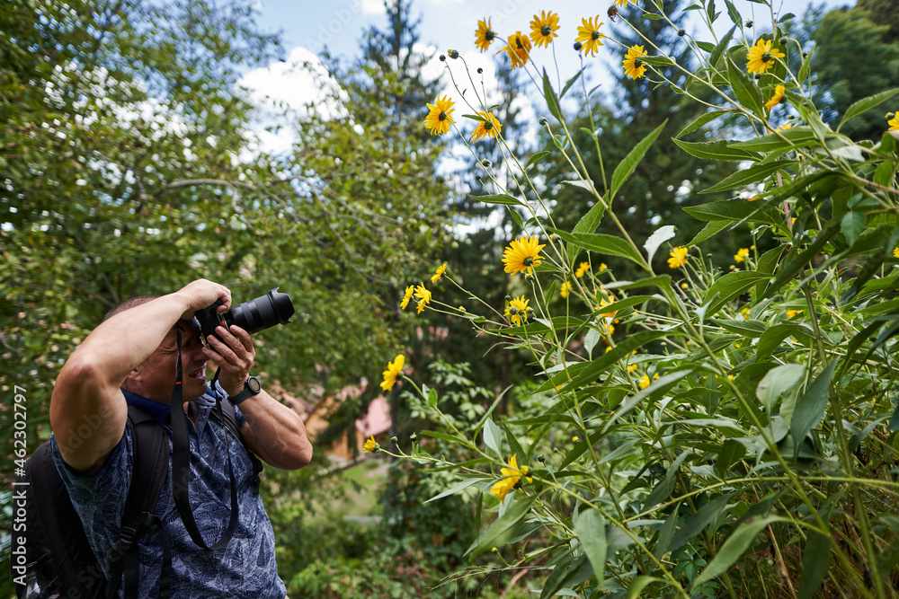 Fototapeta premium Professional nature photographer