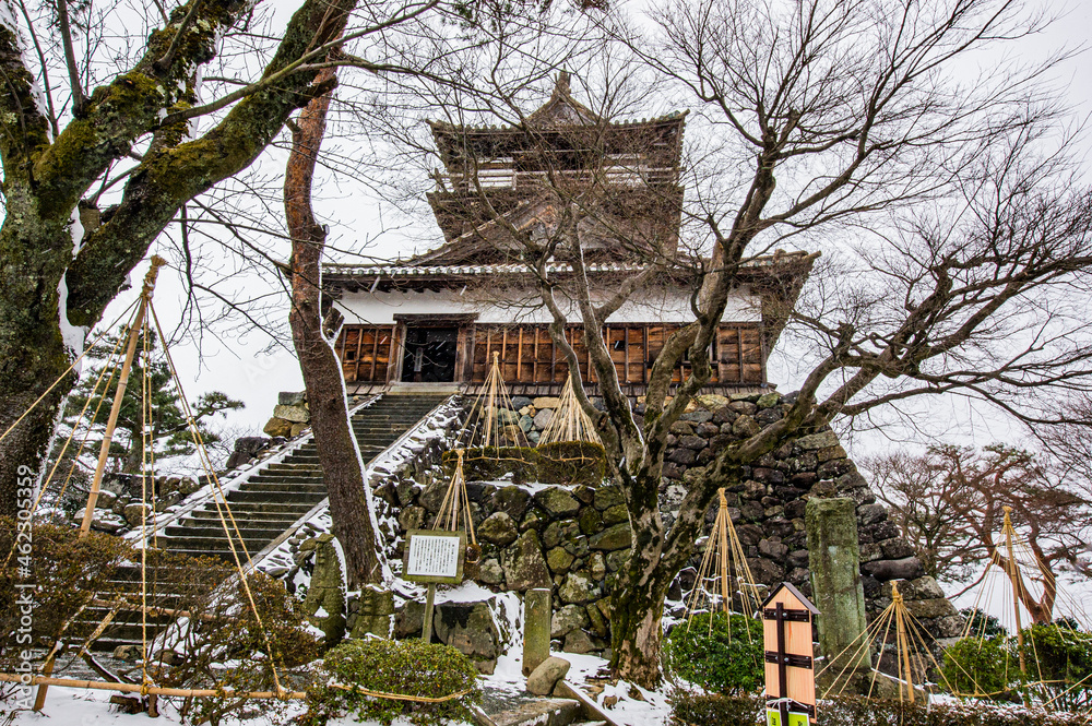 Fototapeta premium 冬の丸岡城天守閣