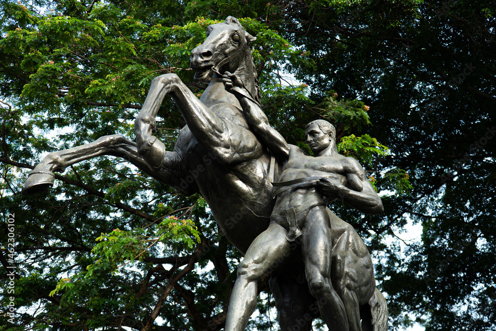 Fototapeta premium Estatua parque centenario