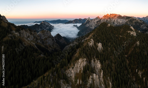 Sonnenuntergang in den Ammergauer Alpen bei Hochnebel © David Klein