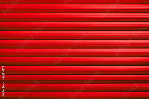 fond abstrait rouge de texture de volets roulant de porte de garage colorée photo