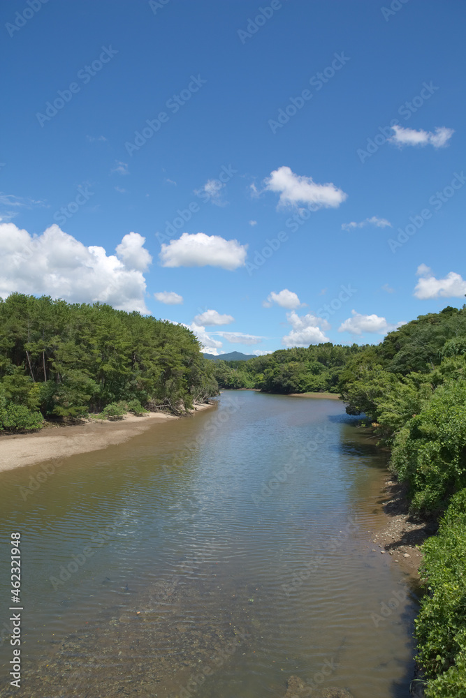 伊作川の河口周辺と夏の青空	