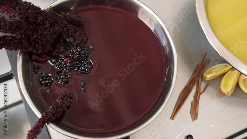colada morada y moras
