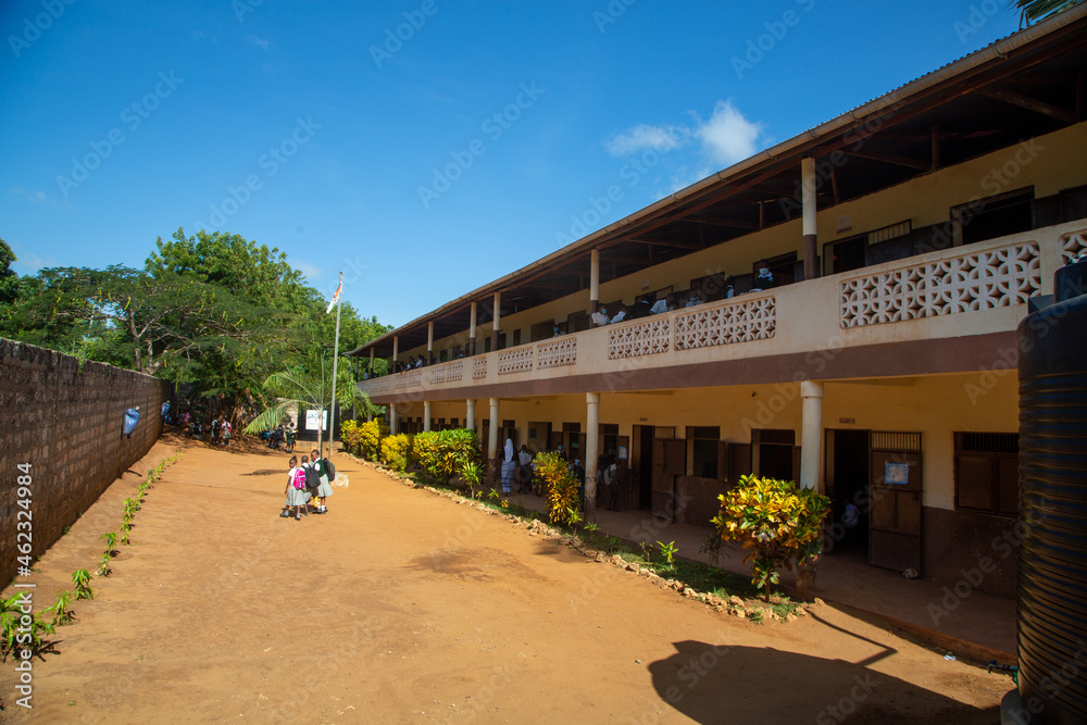 Budynek szkoły w Msabaha z dziećmi na dziecińcu - obrazy, fototapety, plakaty 