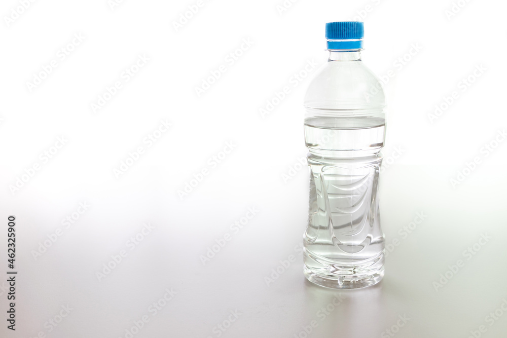 透明な水が入ったペットボトル 透明な水が入ったペットボトル