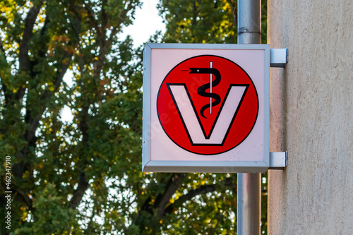 Fotografía Ein Schild an einer Tierarztpraxis