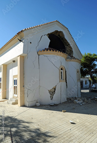 Dégâts du séisme sur l'église Sainte-Trinité de Machaira près d'Arkalochori en Crète