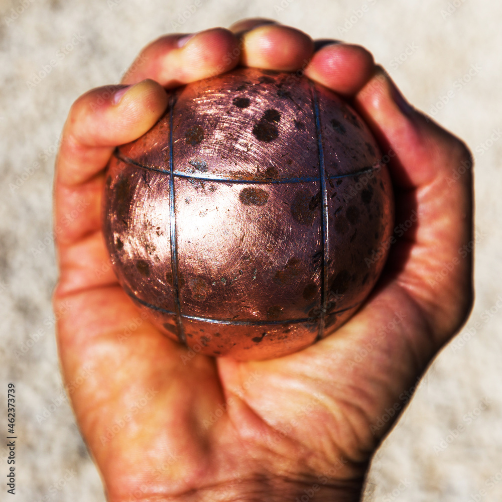 Fotografie boule en cuivre dans la main