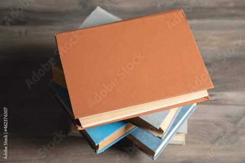 Konstfotografi a pile of books on the table.