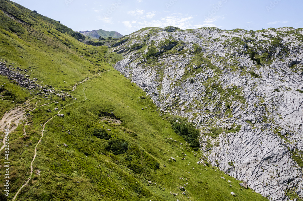 Obraz premium Vue aérienne d'une valée en montagne à proximité de Laruns dans les Pyrénées Atlantiques région Nouvelle-Aquitaine. Paysage par drone en montagne avec la vallée