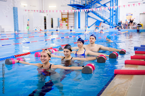 Fototapeta Naklejka Na Ścianę i Meble -  Avka aerobics in the swimming pool. A group of young people in training.