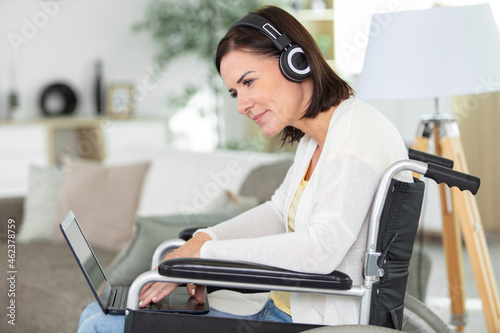 Fotografi disabled man watching movie on laptop