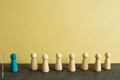 Obraz na płótnie Majority vs minority concept. Wooden human figure on desk. brown background w salonie
