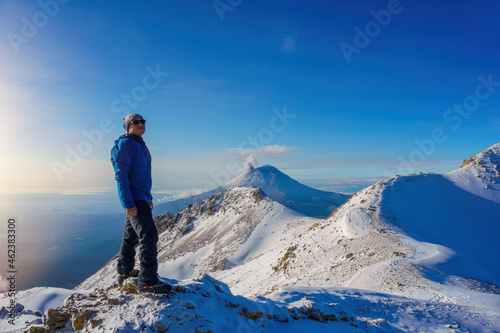 Man on the top of the mountain © @Nailotl