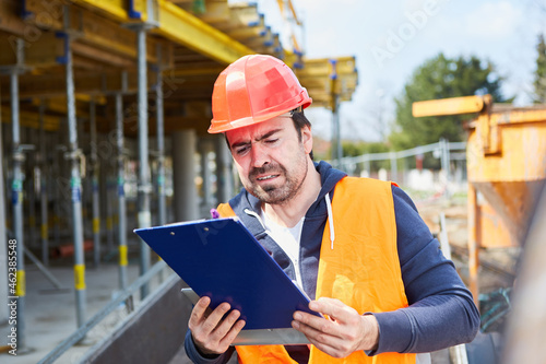 Vorarbeiter mit einem Prüfprotokoll auf der Baustelle