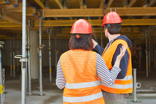 Architektin und Vorarbeiter bei Inspektion im Rohbau