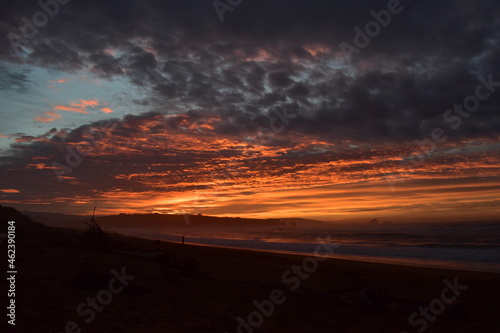 Atardecer naranja sobre el mar