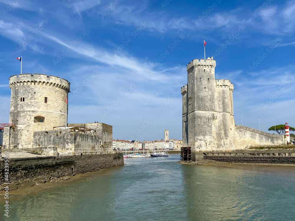 Tour Saint Nicolas et tour de la Chaine, entrée du vieux port de la Rochelle, Charente-Maritime 