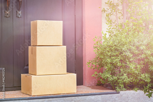 фотографія Cardboard boxes are in front of the door