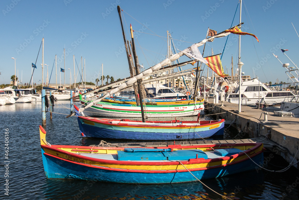 Barques catalanes à Port Barcarès dans les Pyrénées orientales (France) Barques catalanes à Port Barcarès dans les Pyrénées orientales (France)