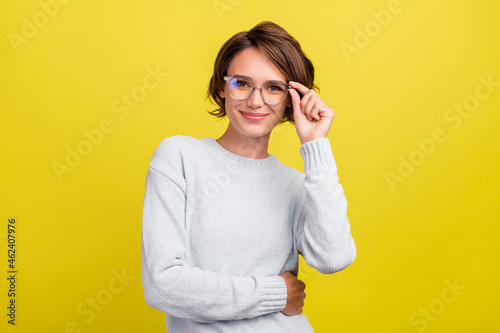 Foto Photo of lovely millennial brunette lady hand eyewear wear blue sweater isolated