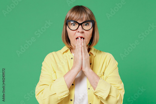 Obraz na płótnie Elderly astonished surprised amazed shocked caucasian woman 50s wearing glasses