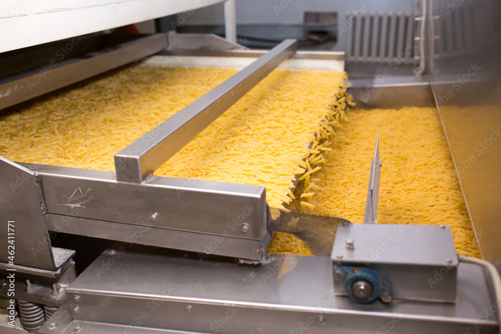 Pasta factory conveyor for pasta production of flour products