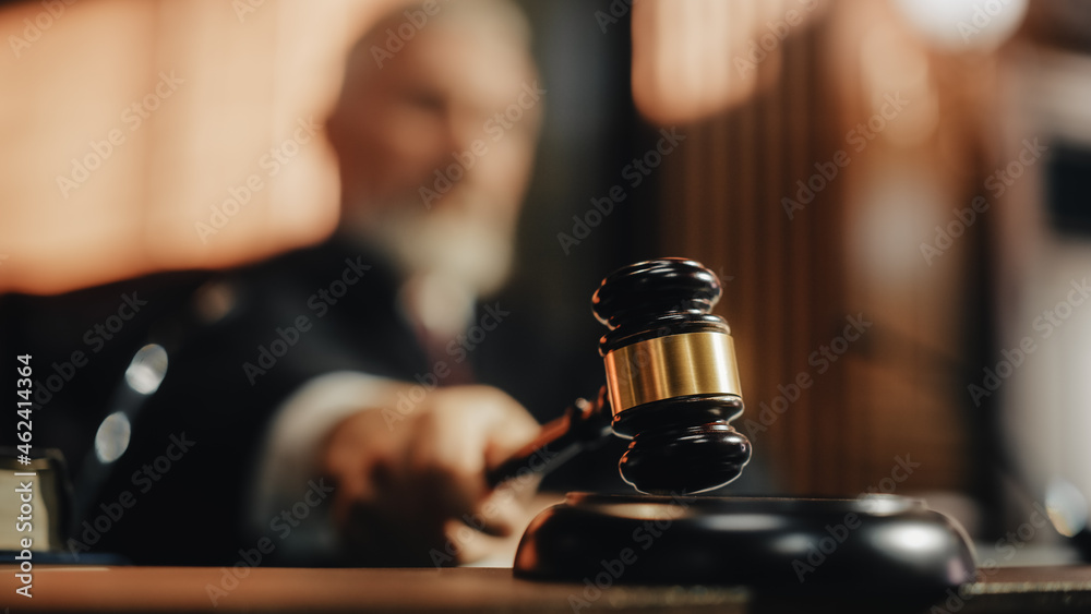Court of Law and Justice Trial Session: Imparcial Honorable Judge Pronouncing Sentence, striking Gavel. Focus on Mallet, Hammer. Cinematic Shot of Dramatic Not Guilty Verdict. Close-up Shot. - obrazy, fototapety, plakaty 