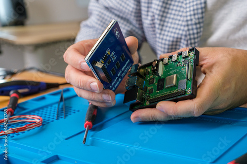Raspberry Pi Computer reparieren - Techniker mit Raspberry Pi