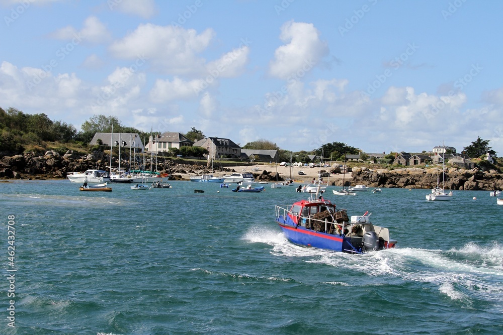 Fototapeta premium pêcheur de homards dans l'archipel des îles Chausey dans la Manche