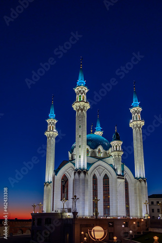 Photo View of the mosque Kul Sharif in Kazan at sunrise.