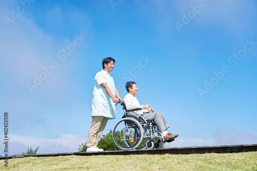 介護士と車椅子に乗る高齢者 © siro46