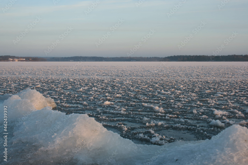 Naklejka premium morning lake view 