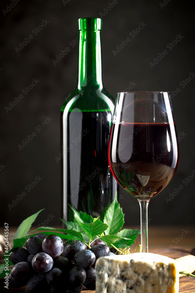 Fototapeta premium Wine in a glass on an old background