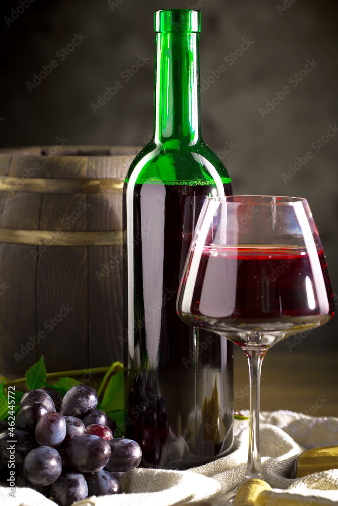 Obraz premium Wine in a glass, on an old background, with a bunch of grapes. Natural product.