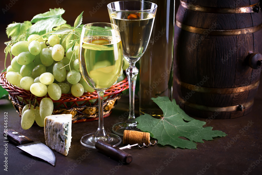 Obraz premium Wine in a glass on an old background