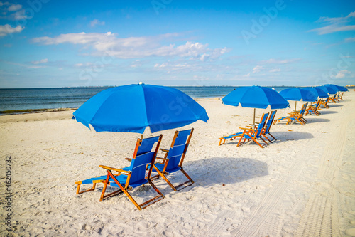 Tableau sur toile A beach Chaise Longue fronting the beach in Fort Myers, Florida