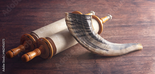 Tableau sur toile A Shofar Rams Horn and a Tora Scroll