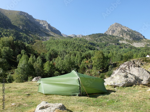 Принти на полотні tente verte de bivouac en montagne pour camper