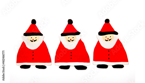 Drei Handgesägte Weihnachtsmänner aus Holz