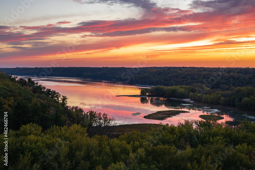 Принти на полотні Scenic sunset overlooking the confluence of the Kinnickinnic and St