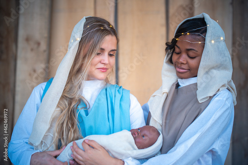 Φωτογραφία Lesbian caucasian and afro woman representing virgin mary