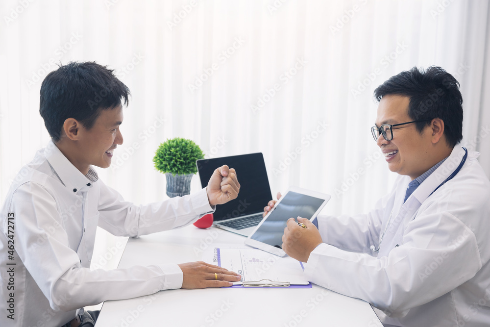 Obraz premium The patient clenched his fists, delighted, feel overjoyed that the doctors told him the results of the tests were in good health.