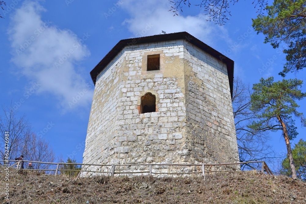 Zamek w Ojcowie – ruiny zamku na szlaku Orlich Gniazd