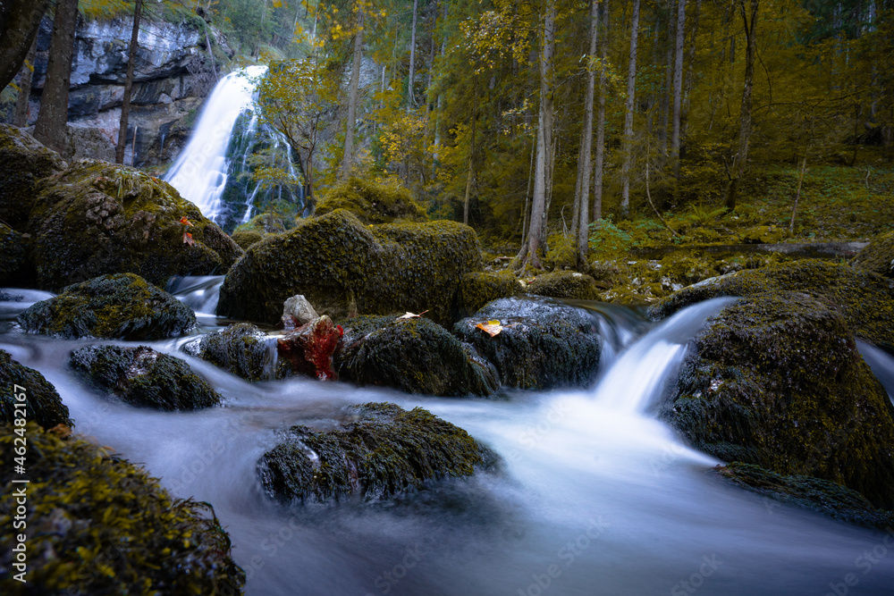 Wunderschöner Wasserfall im Herbst mit verspiegelten Wasser