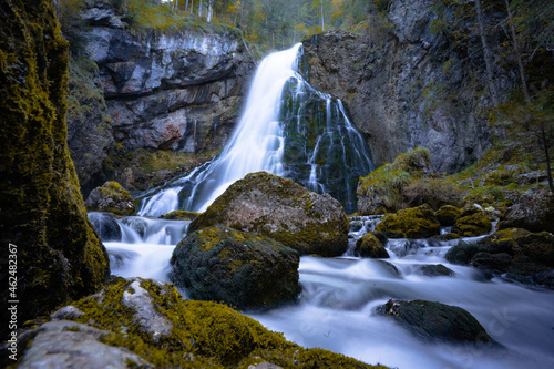 Wundersch  ner Wasserfall im Herbst mit verspiegelten Wasser